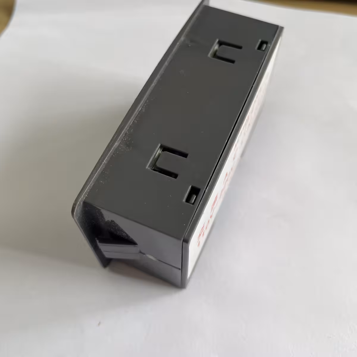 Késleltetés szabályozó eszköz elektromos áramkörökben