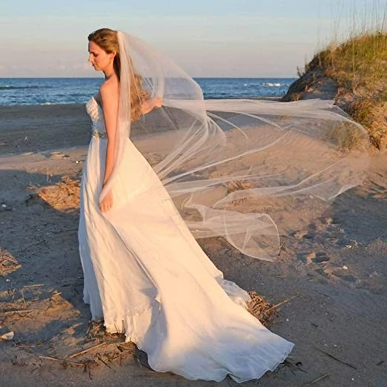 Finom tüll menyasszonyi fátyol, 2 m hosszú, minimalista stílus