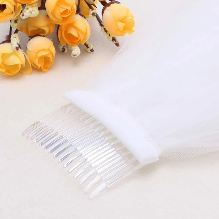 Látványos hosszú fátyol fésű rögzítéssel – királyi esküvő stílus