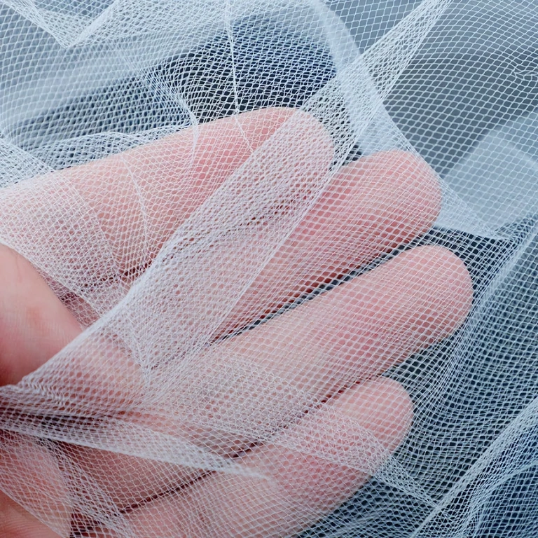 Fésűvel rögzített fehér fátyol, laza frizurákhoz