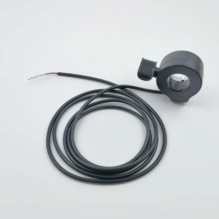 Univerzális csatlakozó elektromos kerékpár karhoz Gyorsító kar kábelek részlete: piros 5V, fekete GND, zöld jel