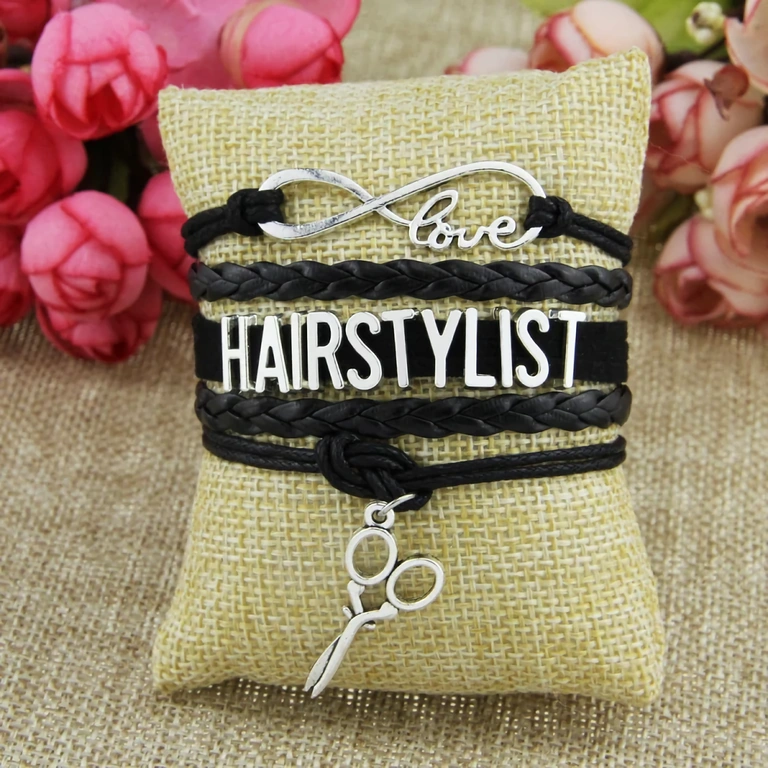 Dekoratív karkötő fodrász szerszámokkal
