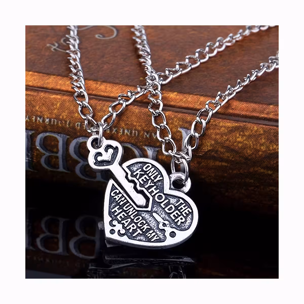 Szív és kulcs medálos nyaklánc szerelmeseknek
