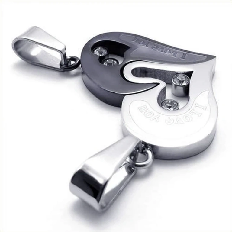 Ezüst és fekete színű szív medálok pároknak