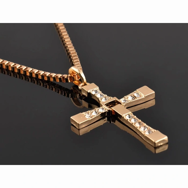 Arany kereszt medál szintetikus Swarovski kövekkel