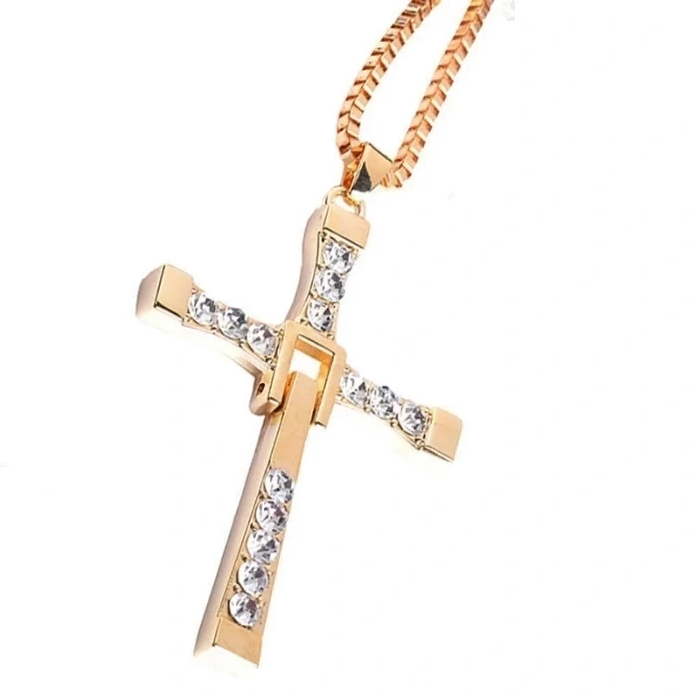 Arany kereszt nyaklánc Vin Diesel stílusában Fast and Furious filmből