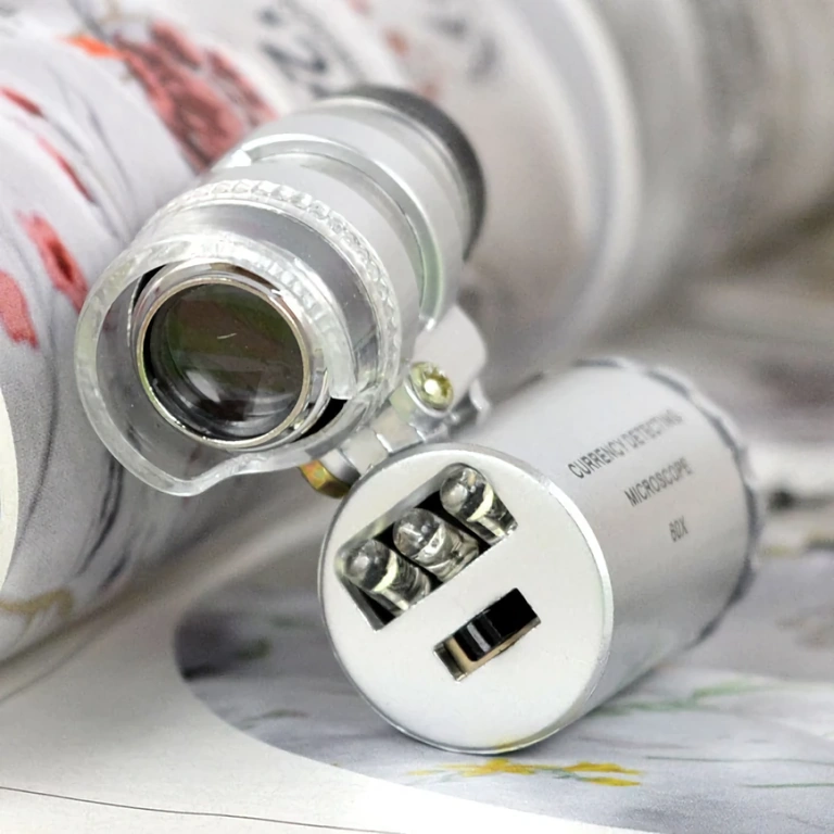 Hordozható mikroszkóp LED és UV fénnyel Kompakt hordozható mikroszkóp LED és UV lámpával részletes vizsgálatokhoz