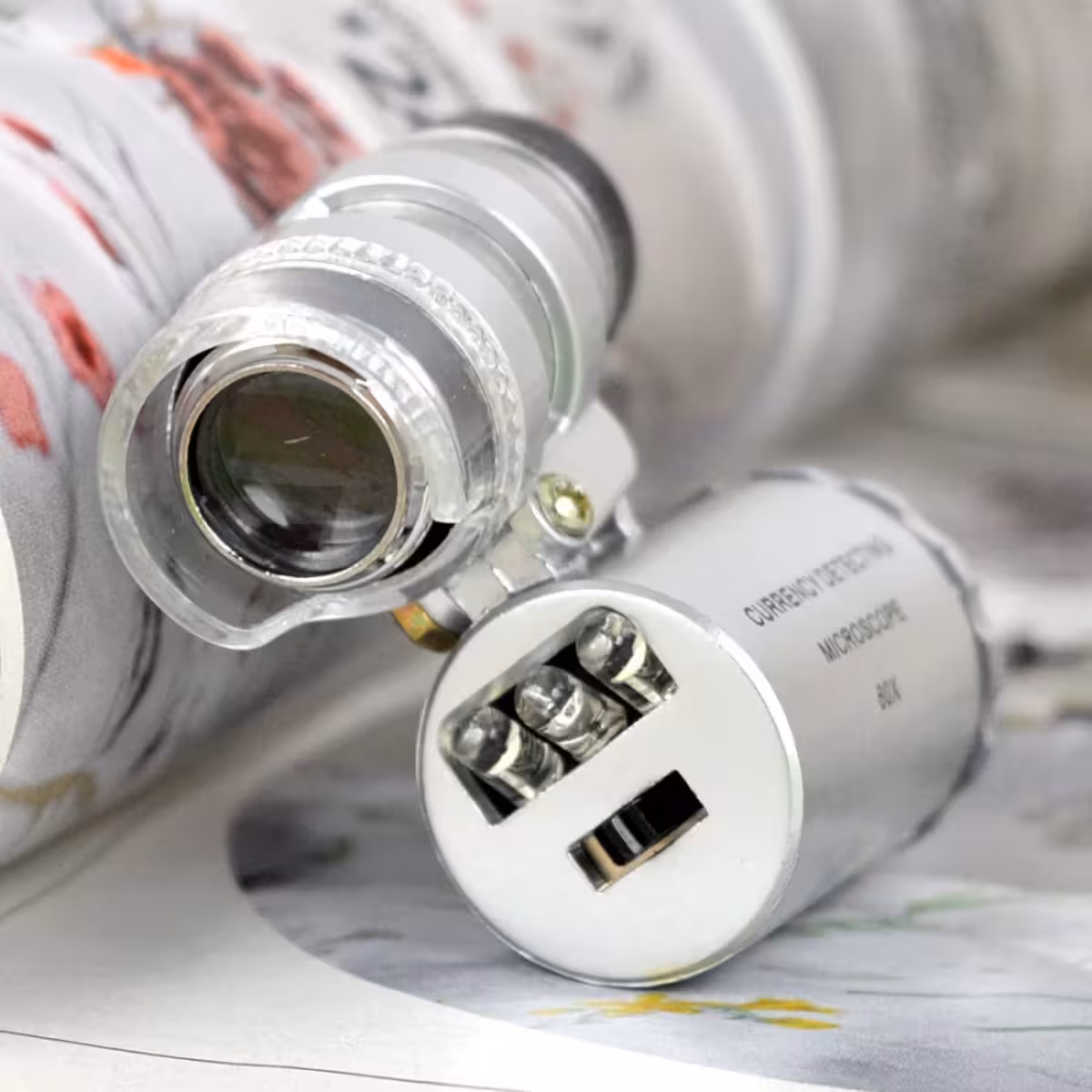 Kompakt hordozható mikroszkóp LED és UV lámpával részletes vizsgálatokhoz