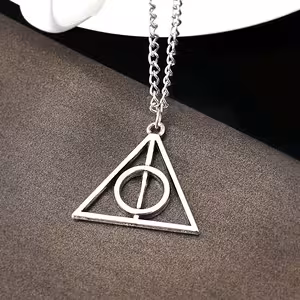 Harry Potter Halál Ereklyéi Medál Nyaklánc – Ezüst Színű Mágikus Ékszer
