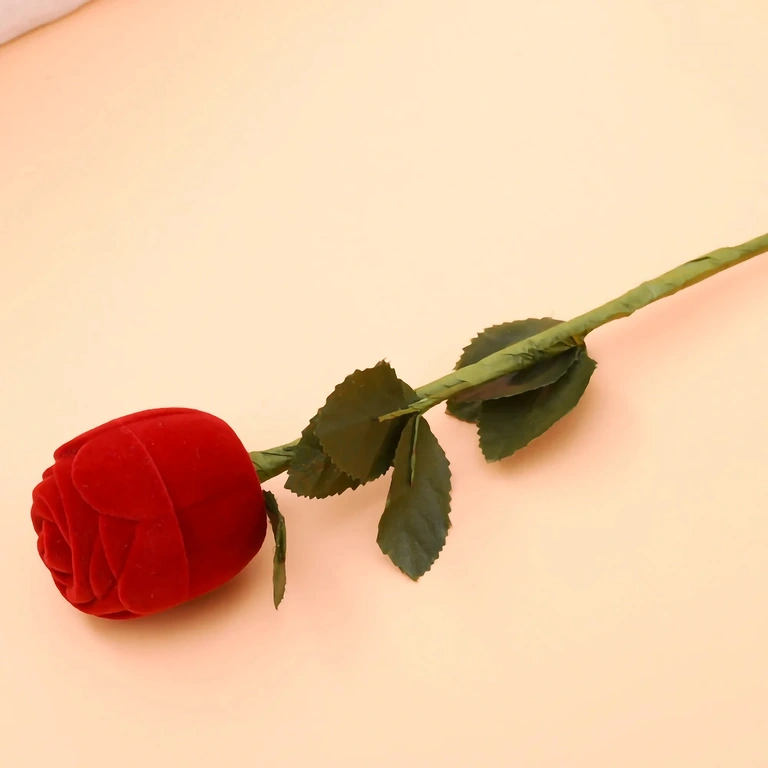 Piros bársonydoboz rózsa alakban ékszerekhez – fülbevaló vagy gyűrű