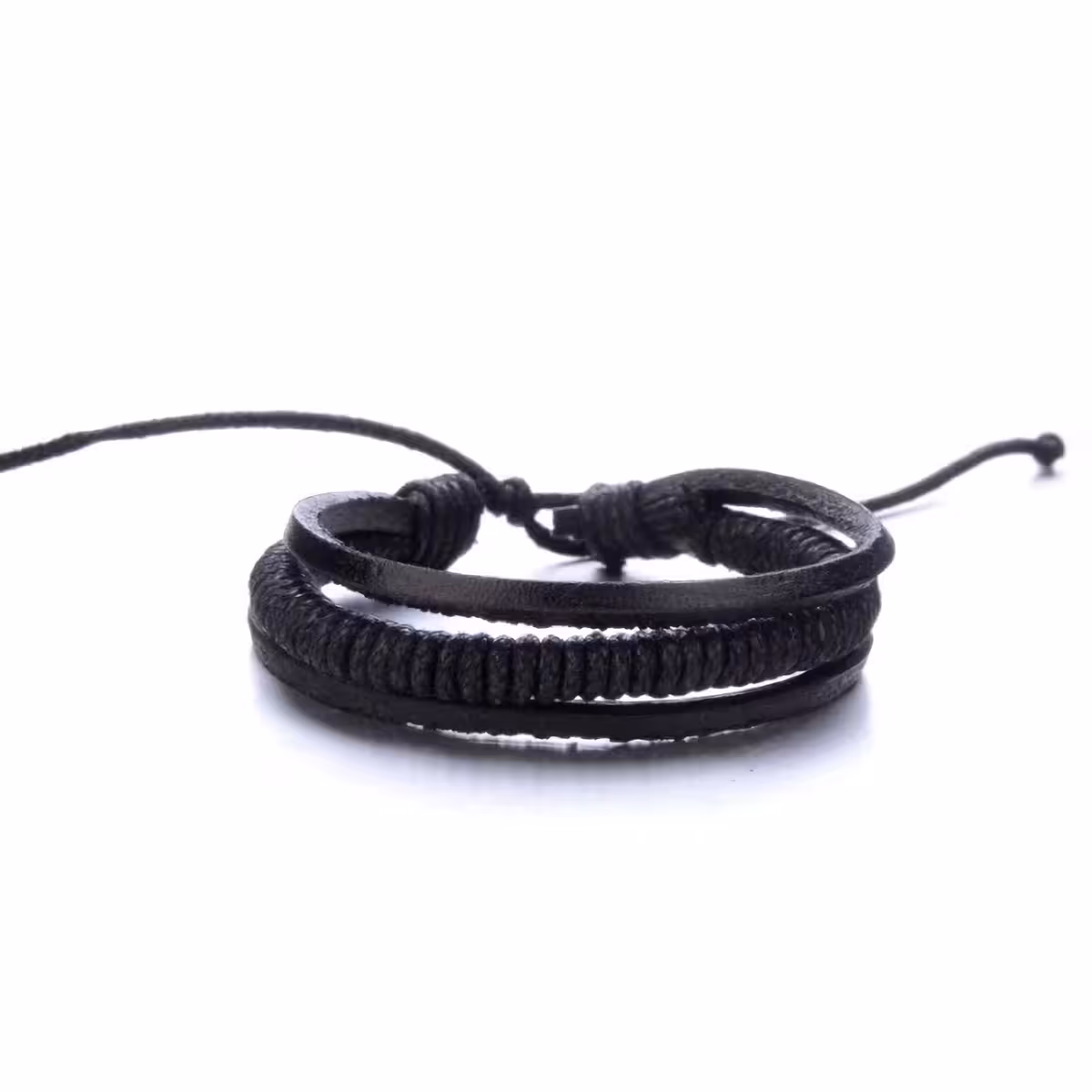 Férfi karkötők lázadó megjelenéssel – természetes bőr és fém elemek