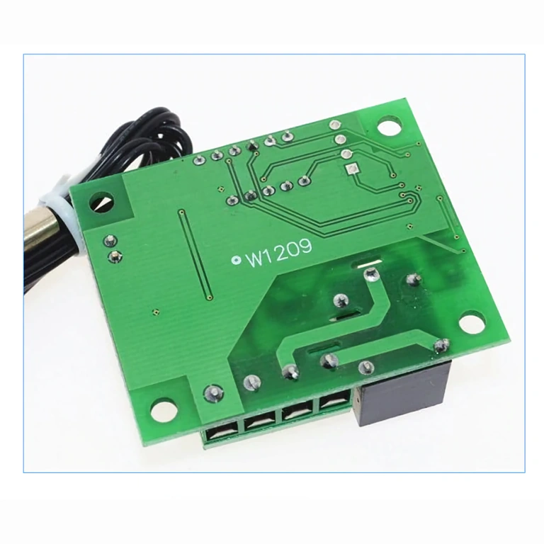 Hátulnézet – relé és csatlakozók W1209 Termosztát hátlap kép csatlakozó tüskékkel