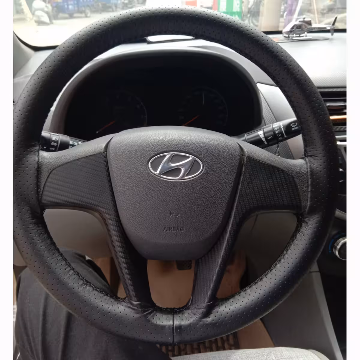 Fekete tapadós bőr kormányvédő kényelmes vezetéshez