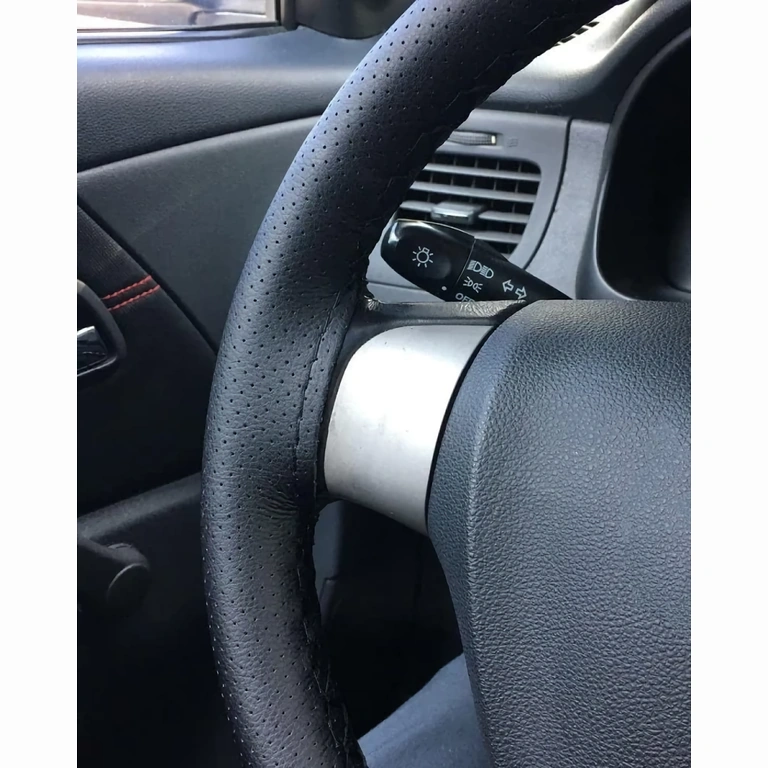 Prémium perforált kormányvédő zsinórral Prémium perforált bőr kormányvédő sportos dizájnnal