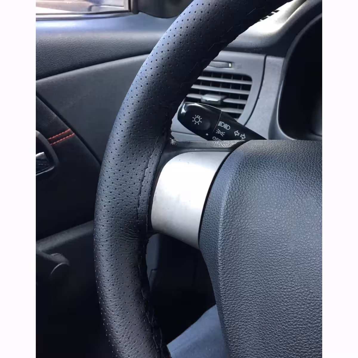 Prémium perforált bőr kormányvédő sportos dizájnnal