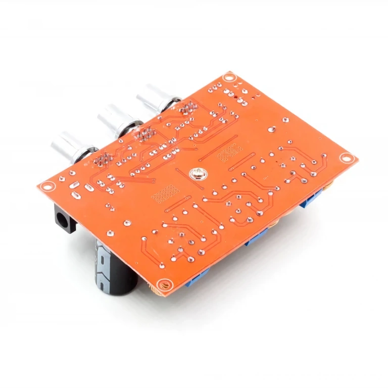 Kép az XH-M139 audio modul hátoldaláról, csatlakozókkal és vezetékekkel