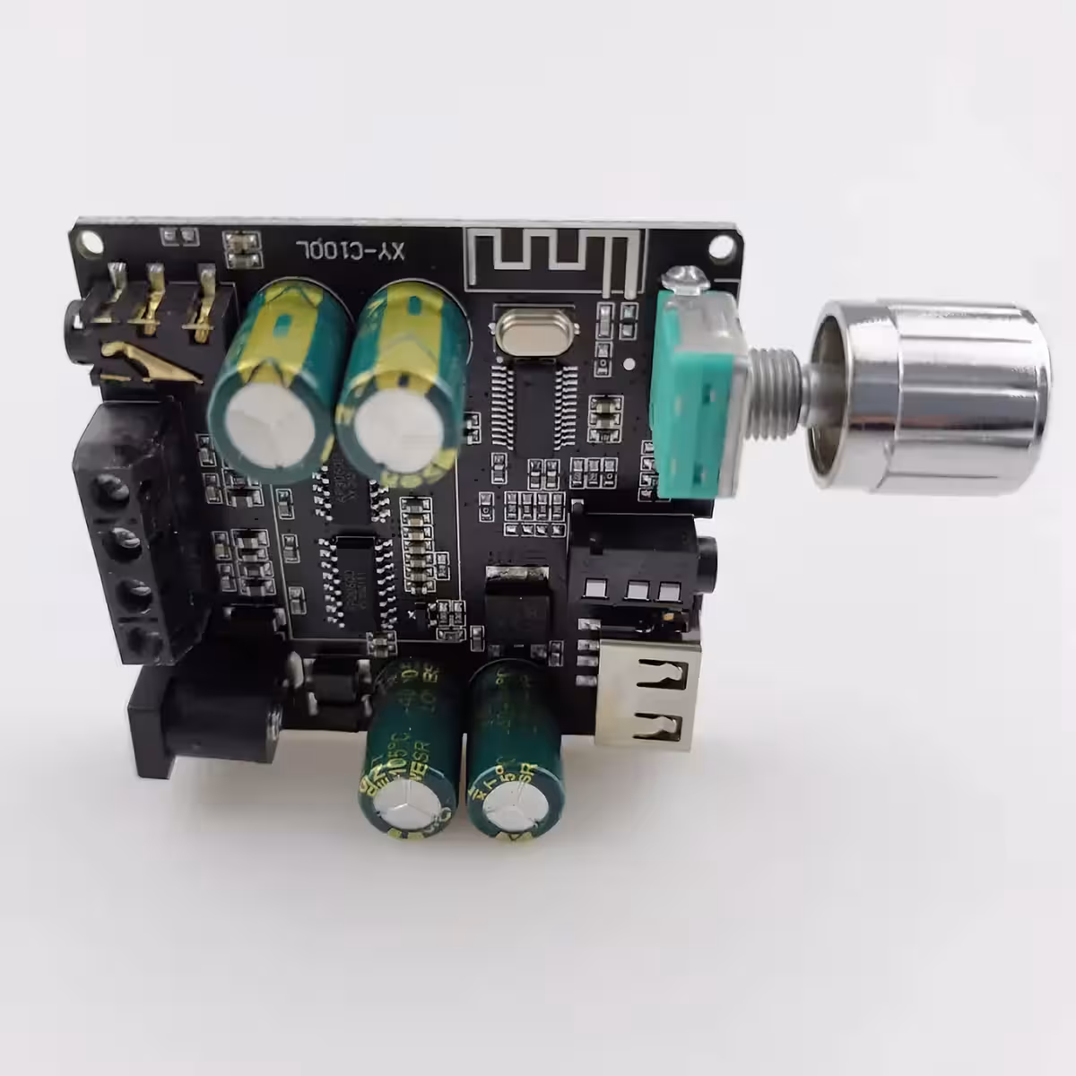 2x100W erősítő sztereó hangszórók kimenetével