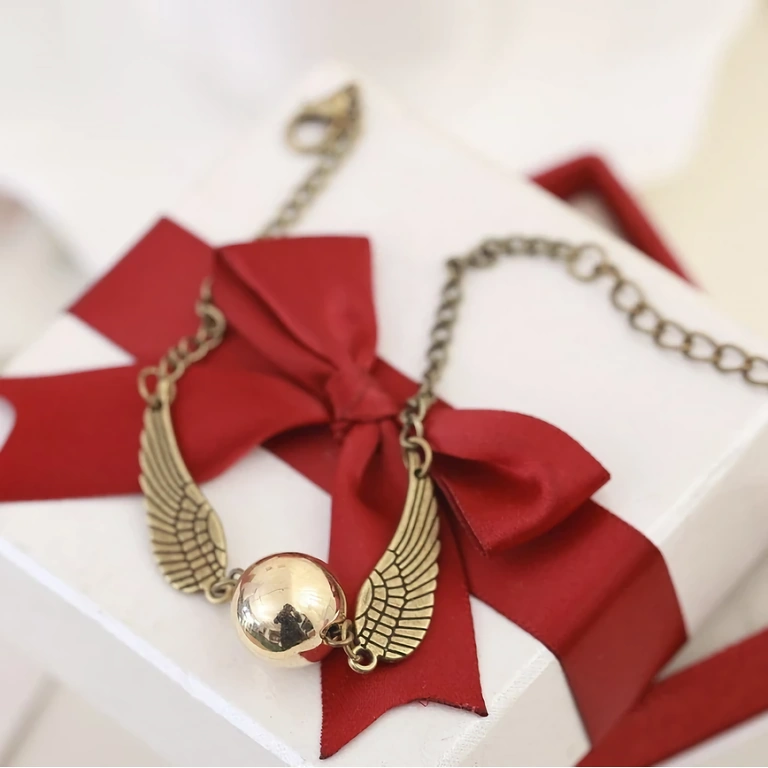 Harry Potter tematikus karkötő – Snitch mintával