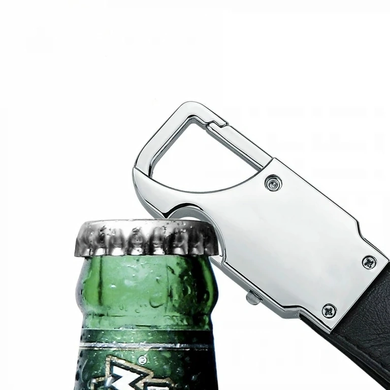 Fekete bőr kulcstartó beépített sörnyitóval