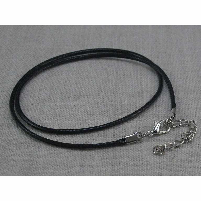 Medál rózsakvarc kristállyal és bőrszállal – gyengéd, védelmező energia