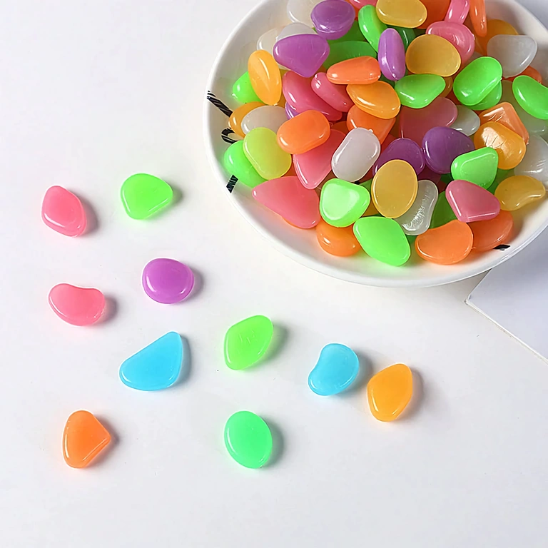 Dekorációs csomag 100 foszforeszkáló kővel