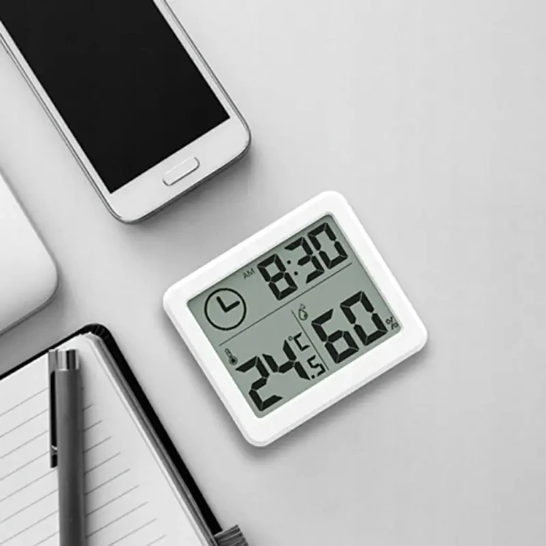 Szoba klímavezérlő eszköz LCD kijelzővel, modern design