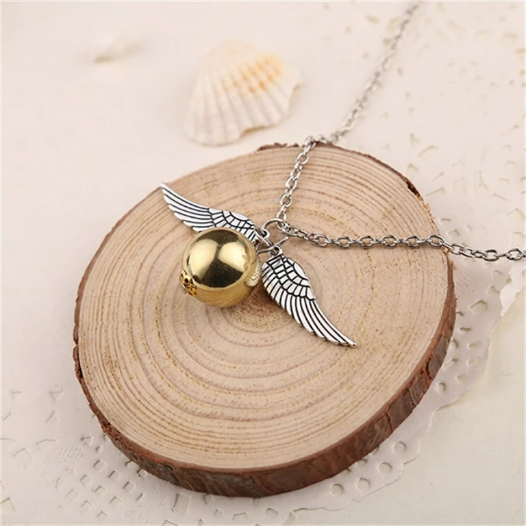 Harry Potter Arany Snitch medál Arany Snitch medál angyalszárnyakkal – Harry Potter stílus