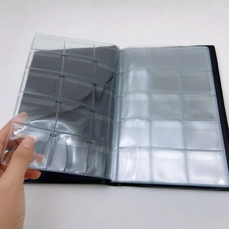 Album rácsokkal és lapokkal az érmék biztonságos rögzítéséhez