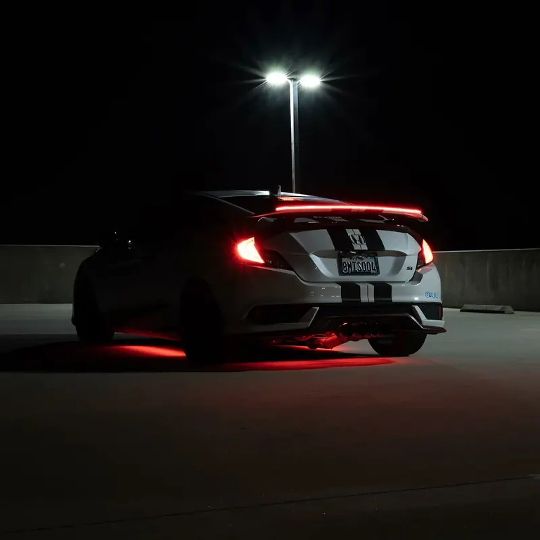 LED szalagos spoiler csomagtartóra Spoiler LED fényekkel csomagtartóra szerelve