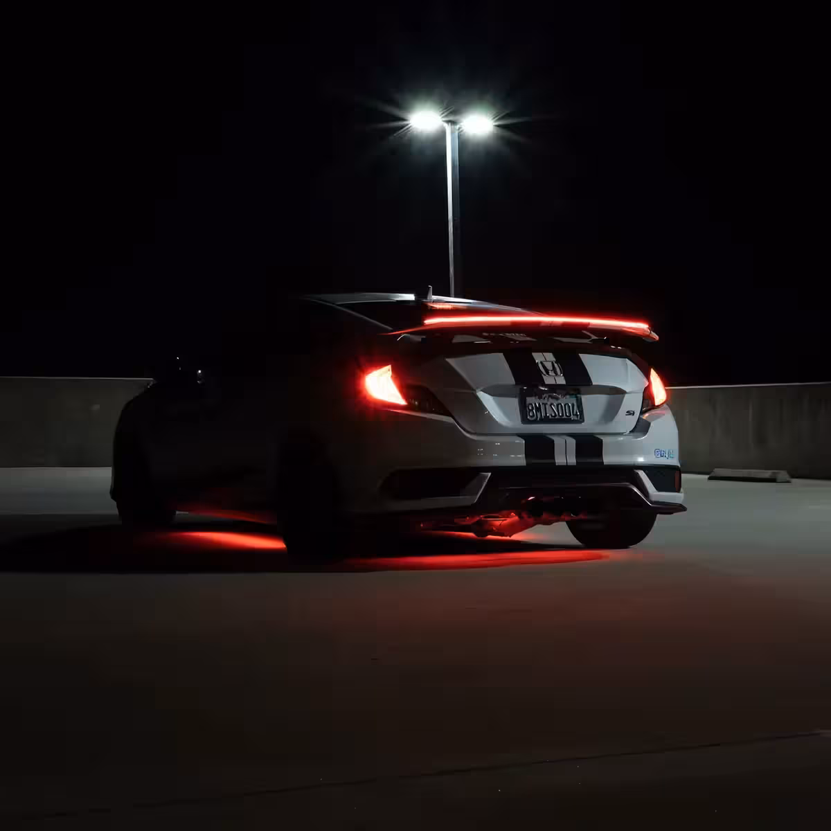 Spoiler LED fényekkel csomagtartóra szerelve