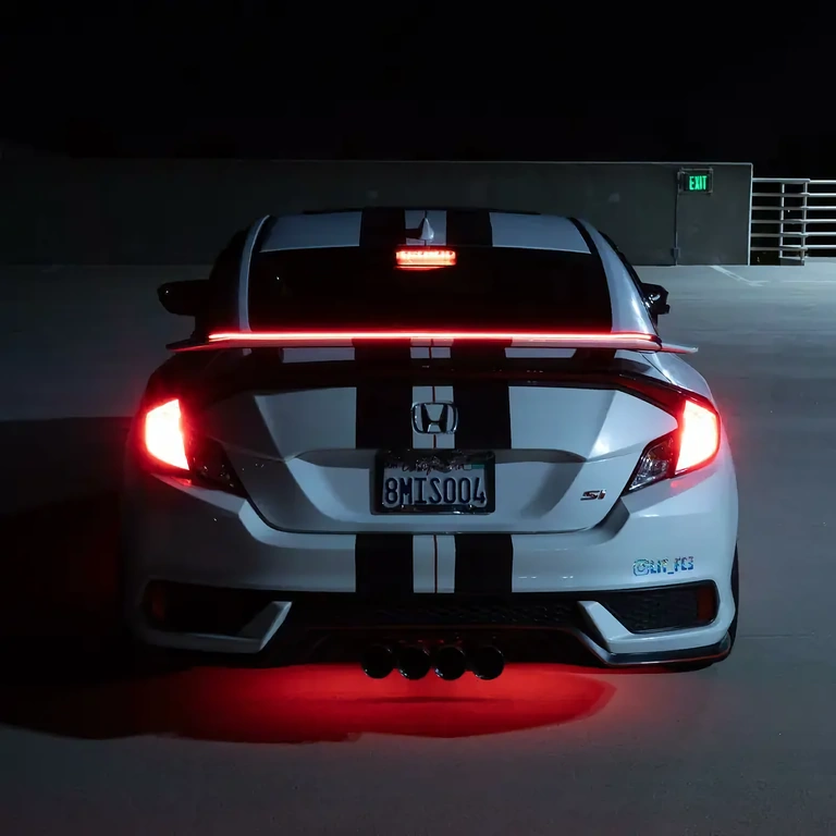 Karbon csomagtartó spoiler LED szalaggal Csomagtartó spoiler LED szalaggal és beépített féklámpával