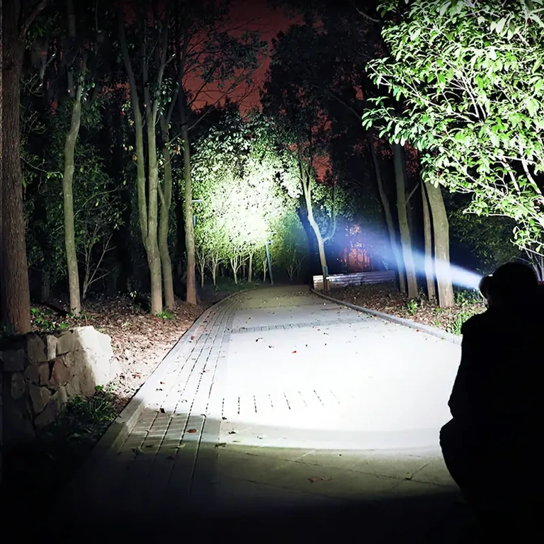 LED fejlámpa munkához és sötétben végzett tevékenységekhez