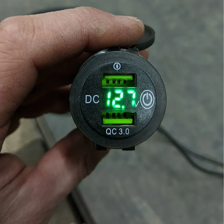 Kétportos USB töltő motor- és kerékpárkormányra