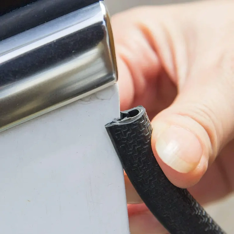 Rugalmas védőszalag autóajtók széléhez