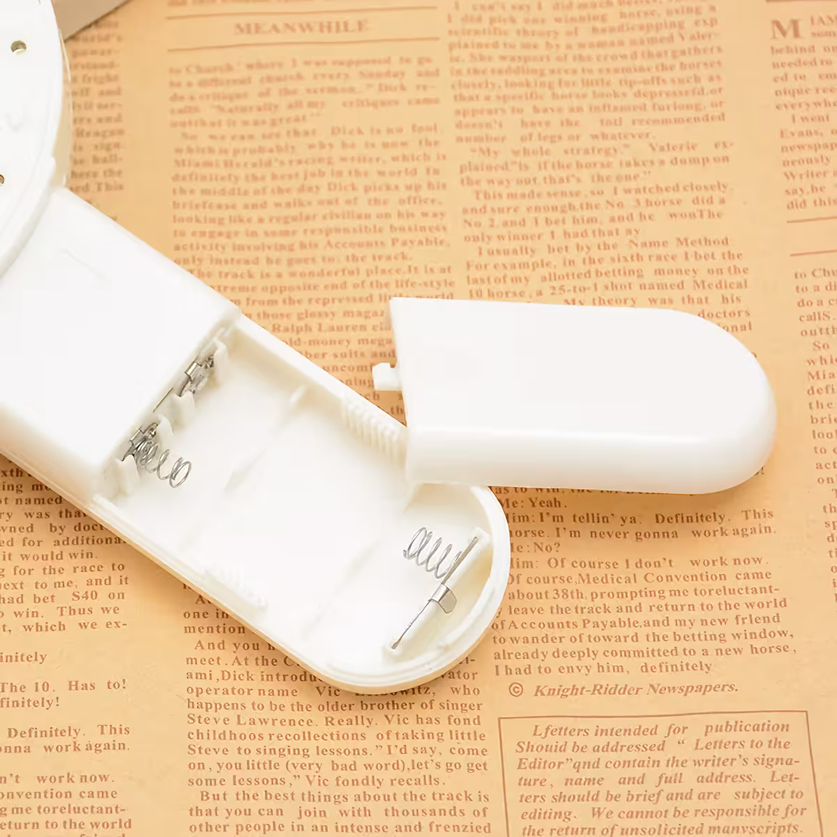 LED fehér és UV világítású nagyító 2 AAA elemmel (nem tartozék)