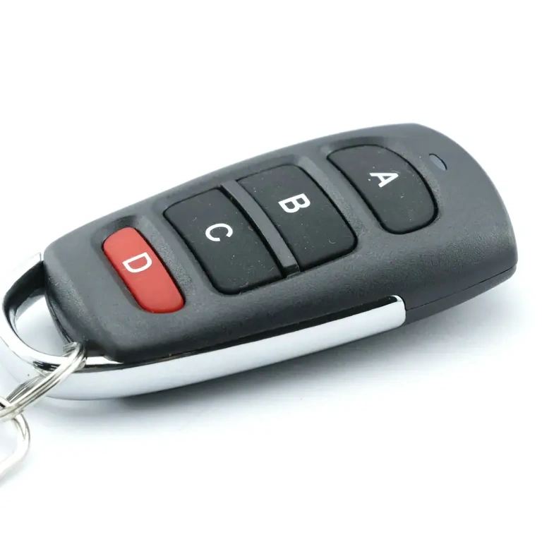 433 MHz-es relék távirányítója, könnyen konfigurálható és használható