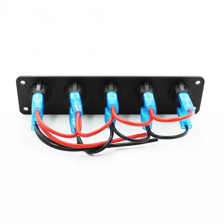 Elektromos csatlakozók a panel hátulján