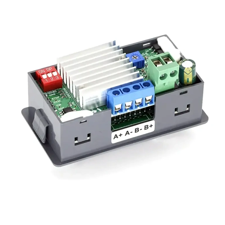 Hátsó nézet a CNC léptető vezérlő modul csatlakozóival