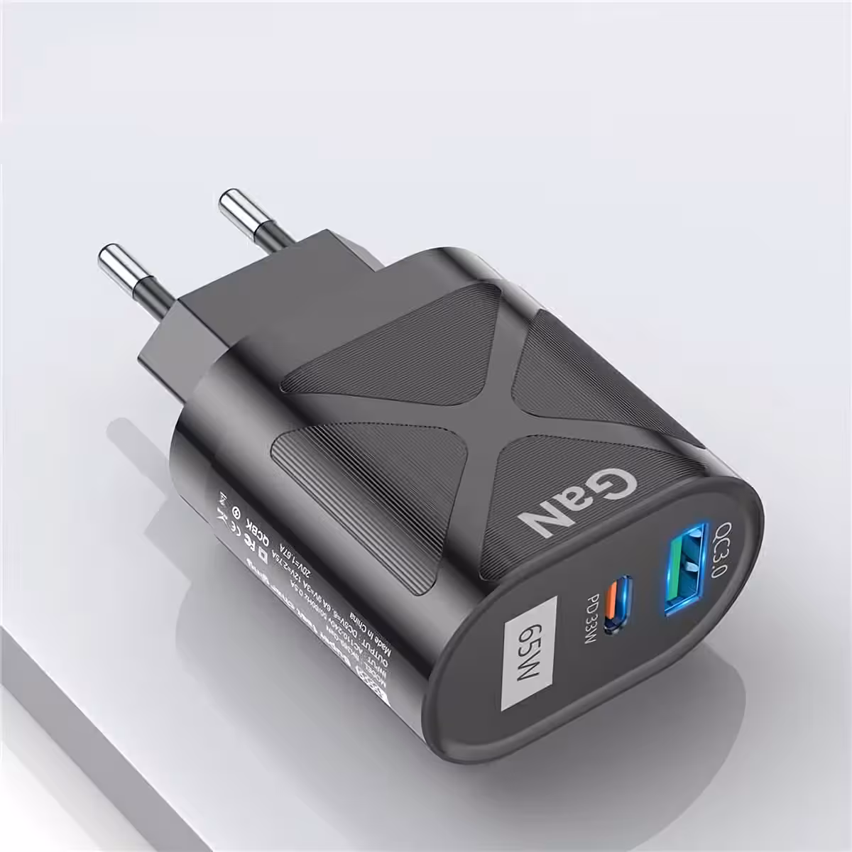 Fekete töltő két porttal, ideális telefonhoz és tablethez