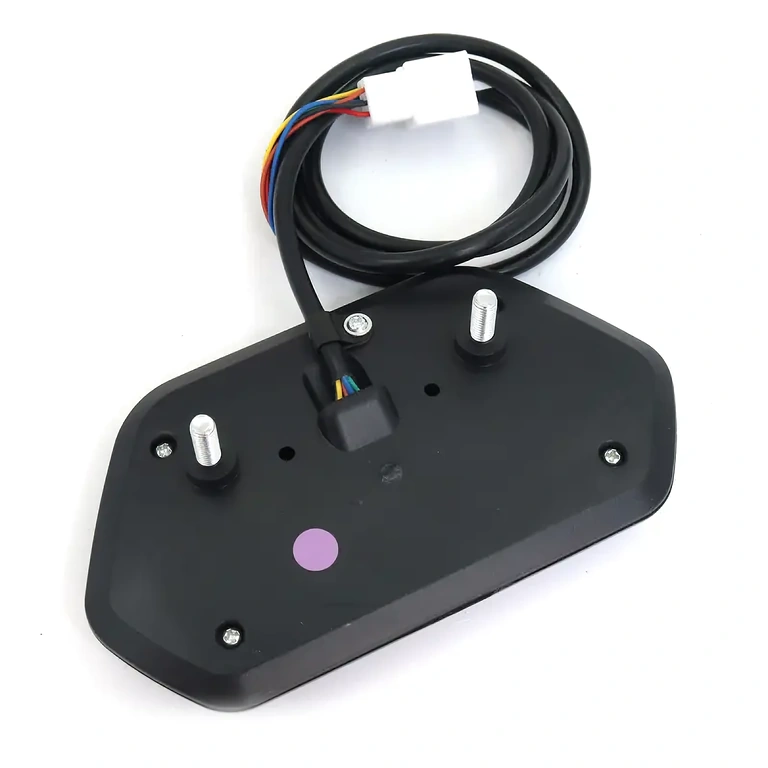 Tiszta és jól olvasható kijelző a robogó műszerfalához