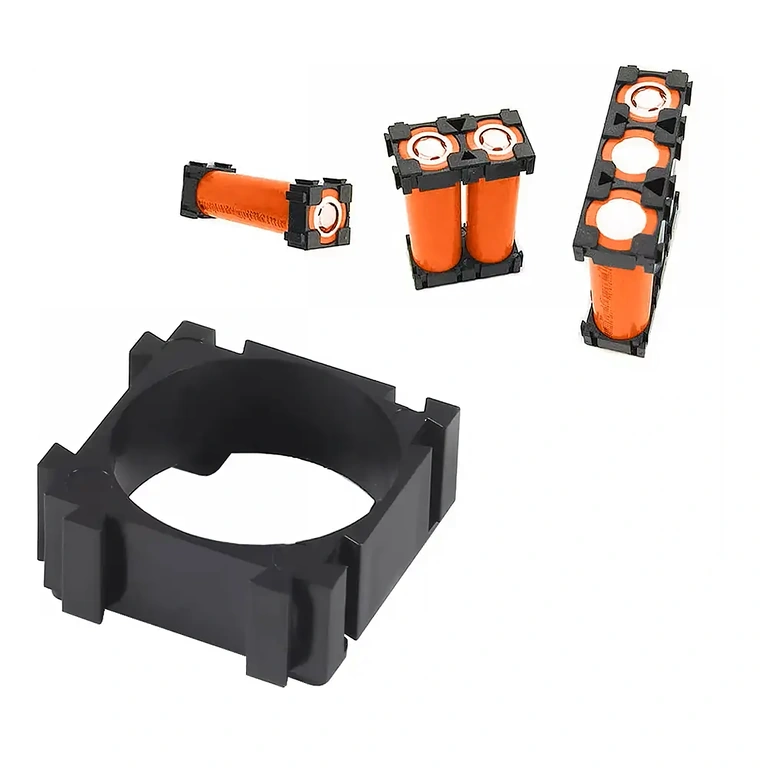 Közeli kép egy 18650 cella moduláris tartójáról