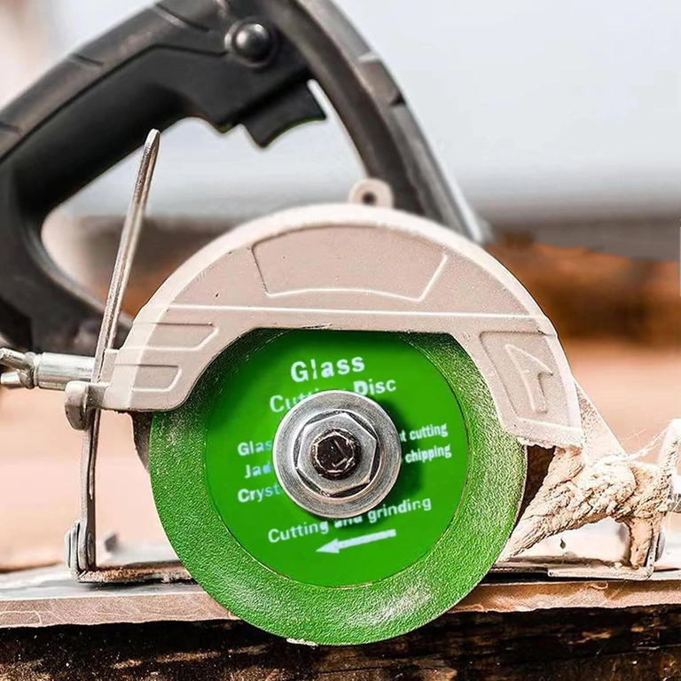 A tárcsa felszerelve egy normál sarokcsiszolóra