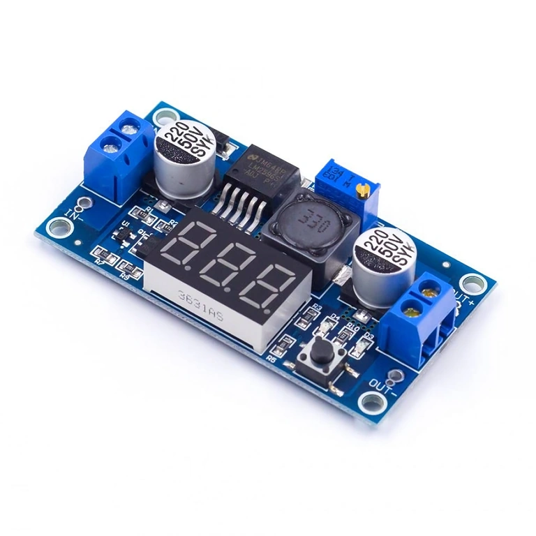 LM2596 step-down modul közeli kép kijelzővel és feszültségállítással