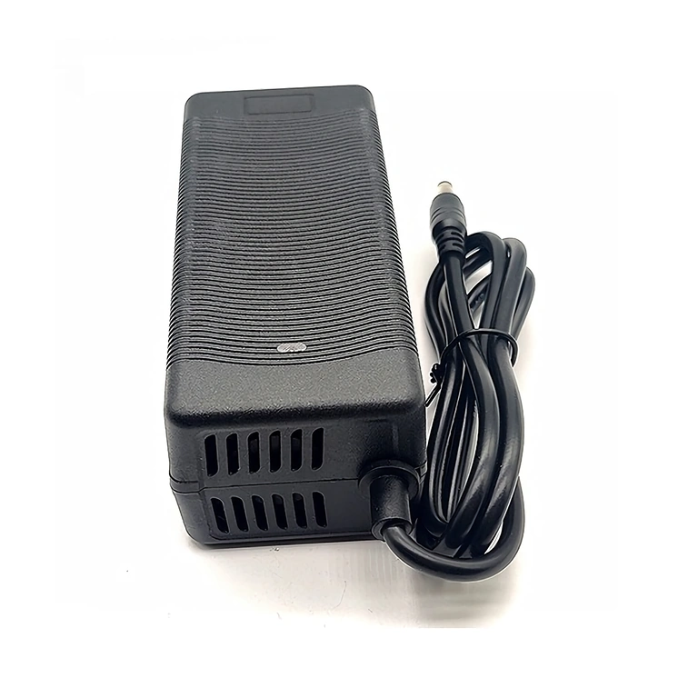 36V–42V 3A töltő, nagy hatékonyság és alacsony energiafogyasztás