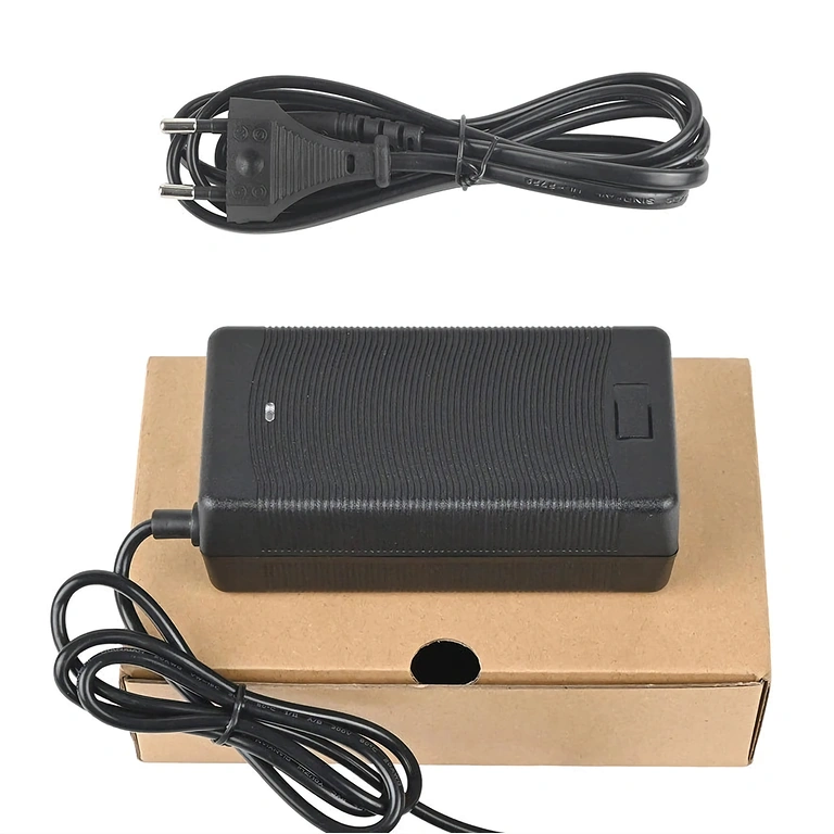 IEC C13 csatlakozós töltő 48V–54,6V 2A töltő IEC C13 csatlakozóval Citycoco és Harley robogókhoz