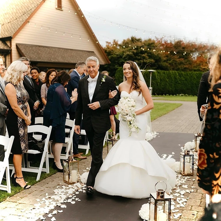 Fehér mesterséges szirom romantikus fotó dekorációhoz