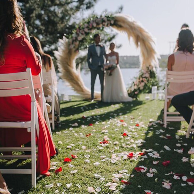 Fehér mesterséges szirom Valentin-napi romantikus dekorhoz