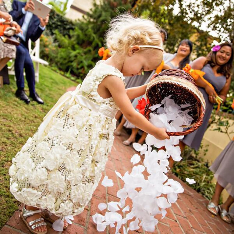 Fehér mesterséges szirom esküvői folyosó dekorációjához