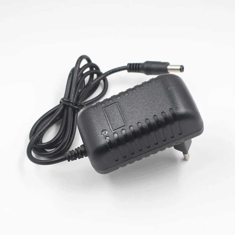 LiFePO4 töltő piros/zöld LED állapotjelzővel töltéshez