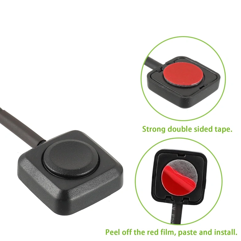 A mini gomb hátoldala dupla ragasztószalaggal a rögzítéshez